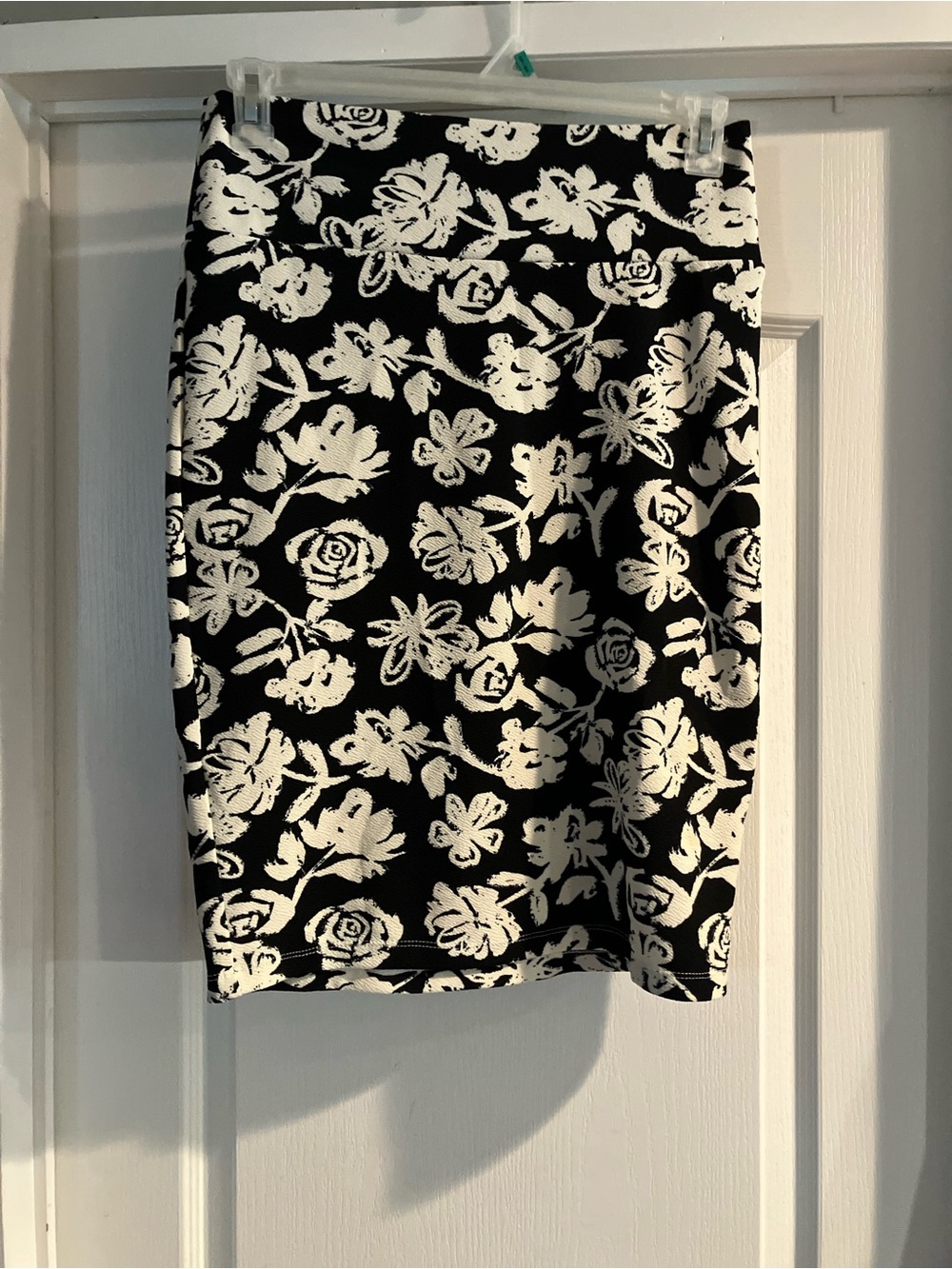LuLaRoe Medium Women's Black & White Floral Pencil Skirt